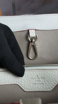 Dettaglio 10 di Louis Vuitton Capucines MM in Pelle Taurillon Bianca