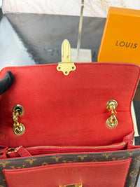 Dettaglio 15 di Louis Vuitton Victoire Monogram Rossa – Full Set