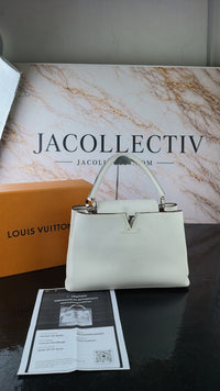 Dettaglio 9 di Louis Vuitton Capucines MM in Pelle Taurillon Bianca