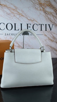 Dettaglio 4 di Louis Vuitton Capucines MM in Pelle Taurillon Bianca