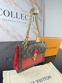 Dettaglio 6 di Louis Vuitton Victoire Monogram Rossa – Full Set