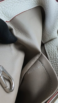 Dettaglio 11 di Louis Vuitton Capucines MM in Pelle Taurillon Bianca