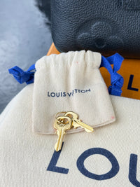 Dettaglio 17 di Louis Vuitton Grand Palais MM Monogram Empreinte Blu