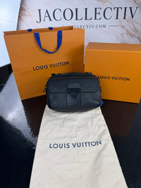 Dettaglio 3 di Louis Vuitton S Lock Messenger – Black Taurillon Monogram