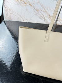 Dettaglio 16 di Saint Laurent Shopping Tote in Pelle Beige