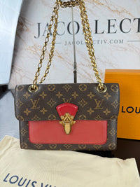 Dettaglio 4 di Louis Vuitton Victoire Monogram Rossa – Full Set