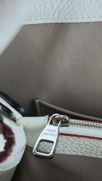 Dettaglio 6 di Louis Vuitton Capucines MM in Pelle Taurillon Bianca