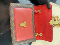 Dettaglio 11 di Louis Vuitton Victoire Monogram Rossa – Full Set