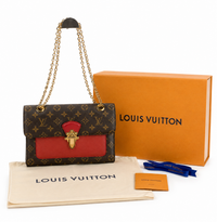 Dettaglio 1 di Louis Vuitton Victoire Monogram Rossa – Full Set