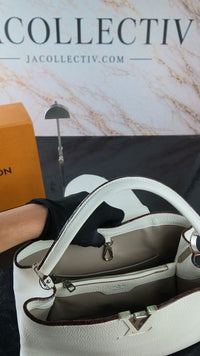 Dettaglio 12 di Louis Vuitton Capucines MM in Pelle Taurillon Bianca