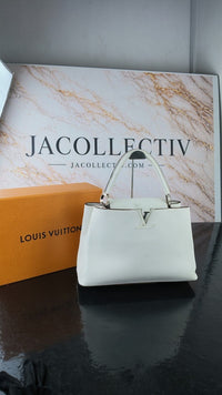 Dettaglio 2 di Louis Vuitton Capucines MM in Pelle Taurillon Bianca