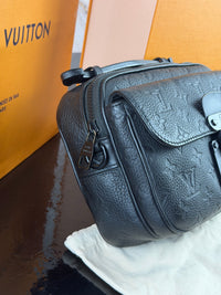 Dettaglio 7 di Louis Vuitton S Lock Messenger – Black Taurillon Monogram